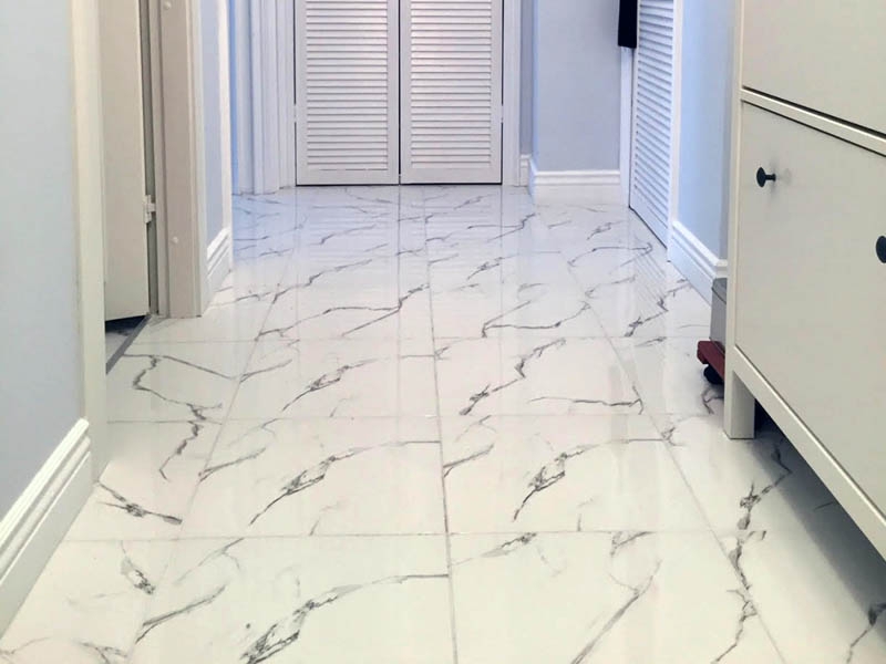 Пол покрыт керамической плиткой