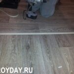 Как стыковать ламинат между комнатами